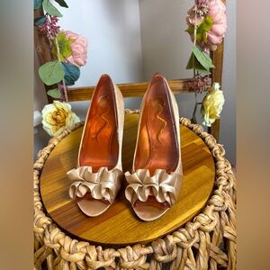 Beige Suede Pointed Toe Heels with Bow Nina Composition
Leather Sole Size 6M